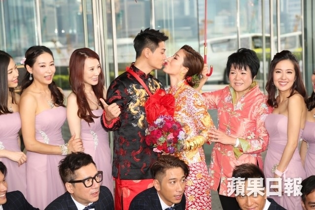 Hoa dan TVB Duong Di deo vang triu tay trong ngay cuoi hinh anh 6