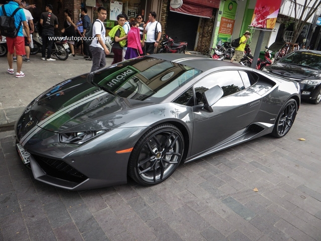  Ngoài 2 sọc trắng chiếc Huracan LP610-4 này còn có cách gắn biển số trước khá độc đáo nằm trên cản va trước. 
