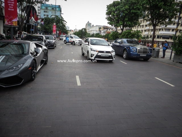  Lamborghini Huracan LP610-4 lên tem Avio đọ dáng cùng Rolls-Royce Phantom Drophead Coupe. 