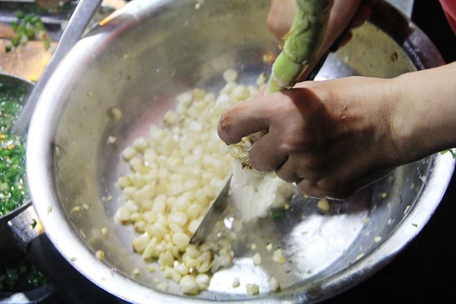 Nguoi Sai Gon 'boc so' cho ca gio de an bap nuong hinh anh 3