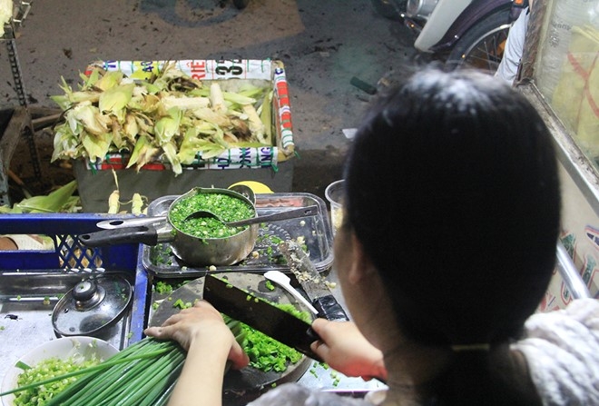 Nguoi Sai Gon 'boc so' cho ca gio de an bap nuong hinh anh 4