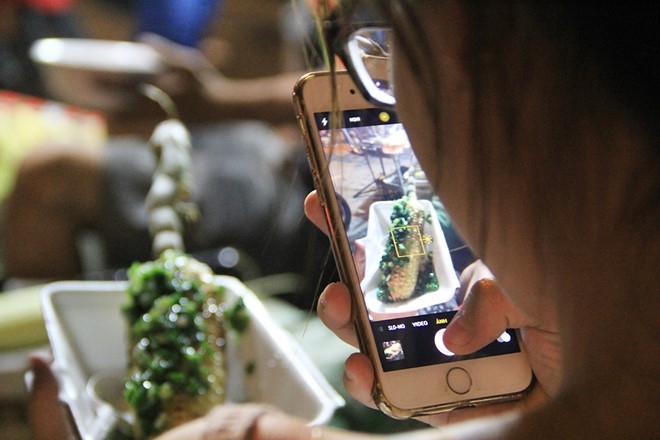 Nguoi Sai Gon 'boc so' cho ca gio de an bap nuong hinh anh 10