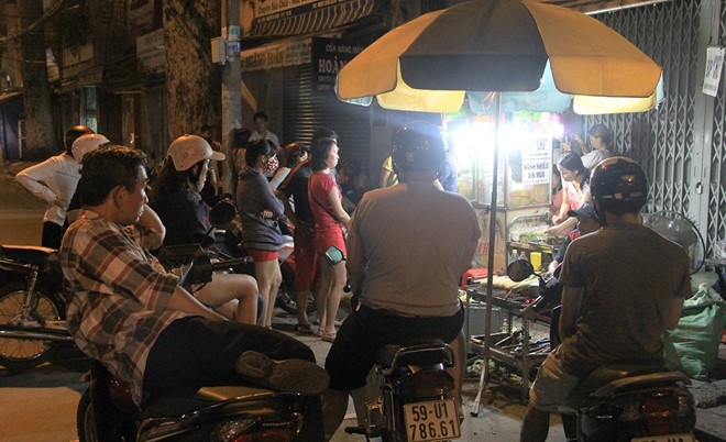 Nguoi Sai Gon 'boc so' cho ca gio de an bap nuong hinh anh 13