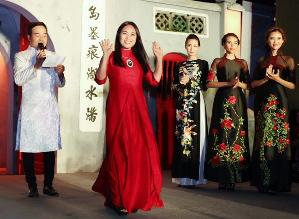 nguoi-dep-hoa-hau-viet-nam-rang-ro-dien-ao-dai-11