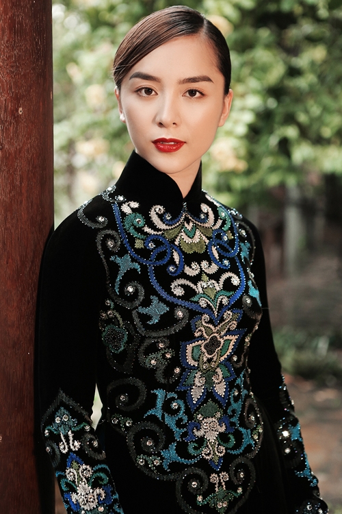 my-nhan-viet-lang-xe-mot-ao-dai-moi-1