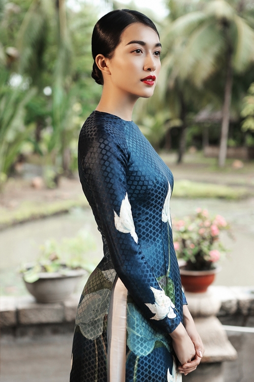 Tùng Vũ giới thiệu các mẫu áo thắm đượm nét đẹp chân phương nhẹ nhàng, duyên dáng. Hoạ tiết trang phục được lấy ý tưởng từ cuộc sống bình dị, gần gũi nơi làng quê.