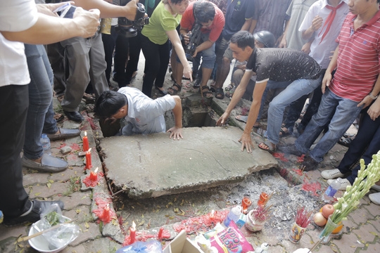 Khu nắp hố ga ngay vị trí cháu Hiếu bị nuốt