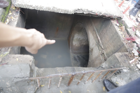 Trong hố ga là lòng cống rất lớn