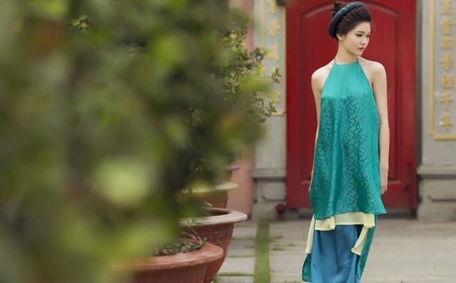 A hau Thuy Dung thuot tha voi ao yem ho vai tran hinh anh 2