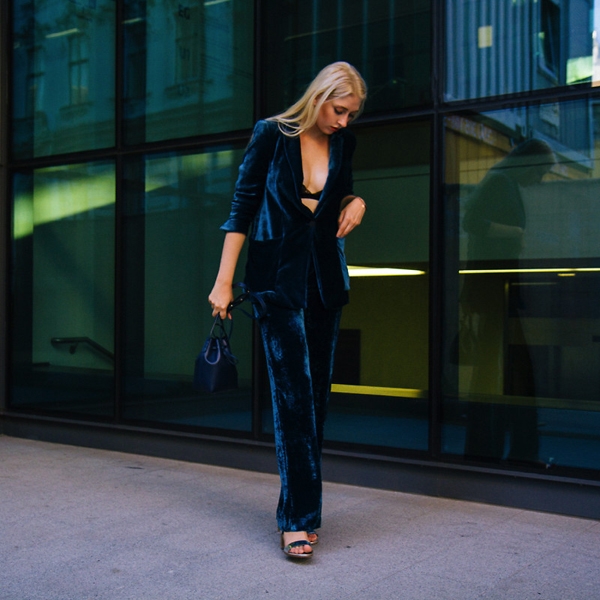 toa-sang-tren-pho-voi-trang-phuc-nhung-4