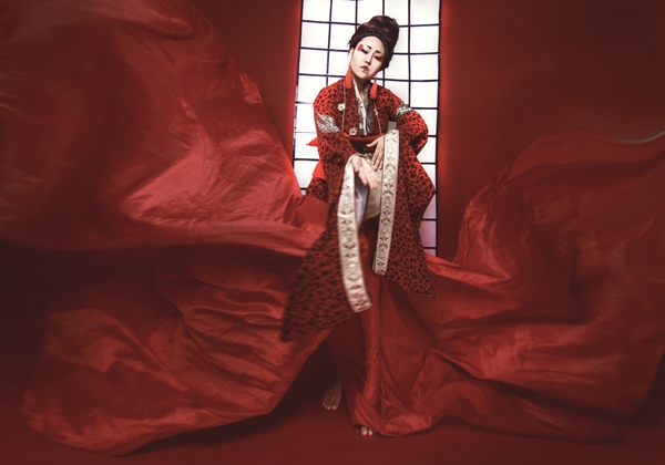 phi-thanh-van-dien-kimono-hoa-nang-geisha-6