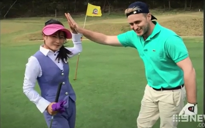 2 nguoi gia mao golf thu, lieu linh sang Trieu Tien thi dau hinh anh 3