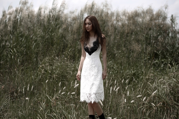 miss-ngoi-sao-kim-phuong-goi-cam-cung-trang-phuc-trang-den-3