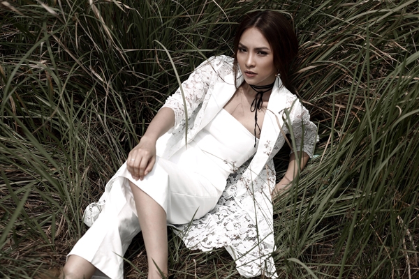 miss-ngoi-sao-kim-phuong-goi-cam-cung-trang-phuc-trang-den-7