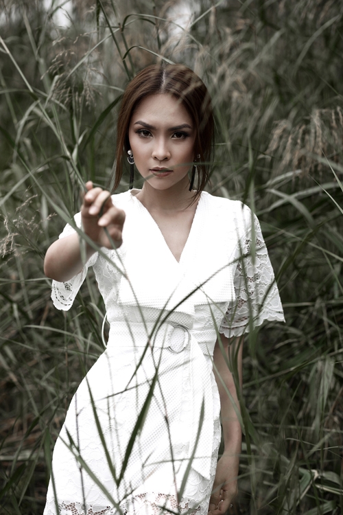 miss-ngoi-sao-kim-phuong-goi-cam-cung-trang-phuc-trang-den-9