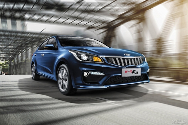 So với Rio Hatchback, Kia K2 mới có đầu xe khá khác biệt, nhất là ở đèn pha và lưới tản nhiệt. Có thể nói, lưới tản nhiệt của Kia K2 mới giống với loại trên Optima hơn. Bên dưới là hốc gió rộng hơn, đi kèm đèn sương mù và dải đèn LED định vị ban ngày. 