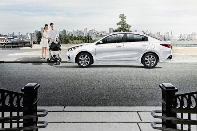  Bên sườn Kia K2 là đường viền cửa sổ tái thiết kế. Xe được trang bị bộ vành la-zăng 4 chấu 2 tông màu mới. 