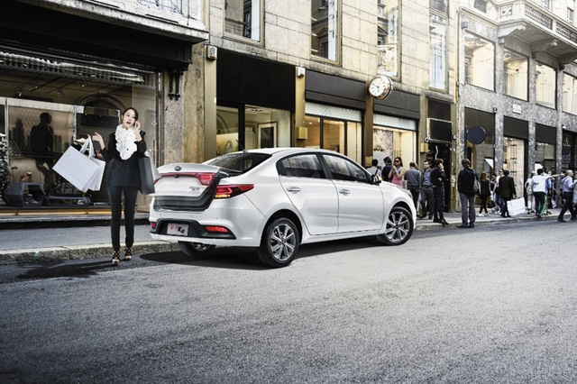  Ở đằng sau, đường gân ở giữa cửa cốp của Kia Rio Hatchback 2017 đã biến mất trên K2. Thay vào đó là phần nhô ra như cánh gió trên nắp cốp sau của Kia K2. Chưa hết, trên đuôi xe của Kia K2 còn có đèn hậu dạng LED, tạo thành đường nằm ngang trên nắp cốp sau. Khu vực bằng nhựa màu đen bên dưới bao gồm cả chỗ để gắn biển số và đèn sương mù sau. 