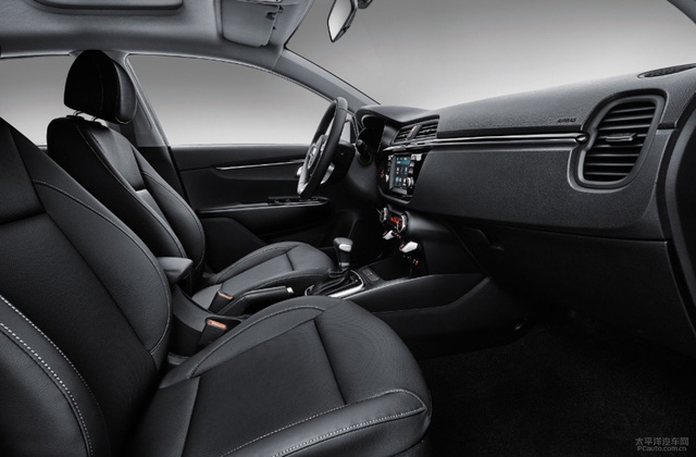  Một số chi tiết của Rio Hatchback 2017 được đưa vào bên trong Kia K2, trừ cụm đồng hồ, vô lăng 3 chấu tích hợp phím chức năng và nút chỉnh điều hòa. Ngay cả ghế ngồi bọc da cũng có thiết kế giống với Kia Rio Hatchback thế hệ mới. 