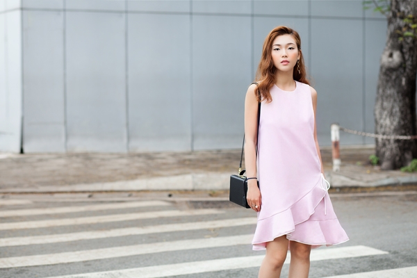 Cùng váy áo in hoạ tiết nhí, những tông màu dịu ngọt như hồng pastel, xanh thiên thanh tiếp tục được sử dụng để mang đến nhiều kiểu trang phục dạo phố tôn nét nữ tính.