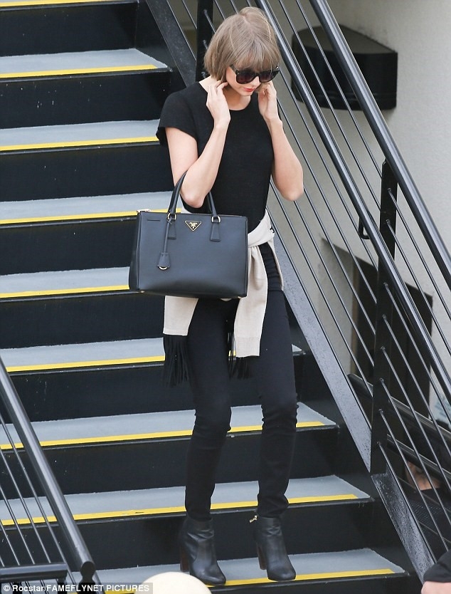 Chi voi mot chiec quan jeans, Taylor Swift bien hoa du kieu hinh anh 5