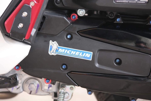 Vừa ra mắt, Honda SH 150i 2017 đã được thanh niên Hà Nội chi 55 triệu độ kiểng - Ảnh 11.