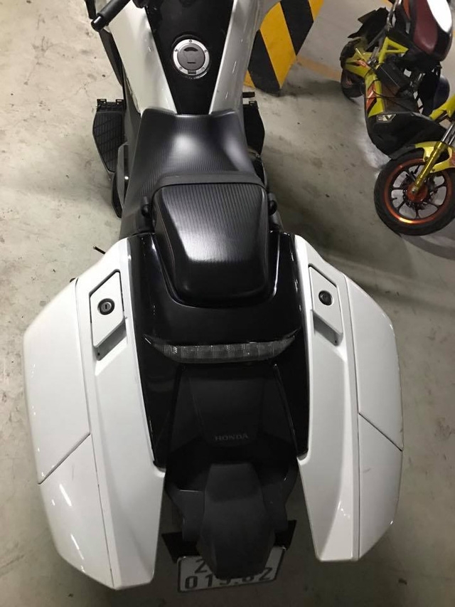  Chiếc Honda NM4 đi kèm 2 hộp cứng đựng đồ bên hông. Ảnh: Hoang Manh Cuong 