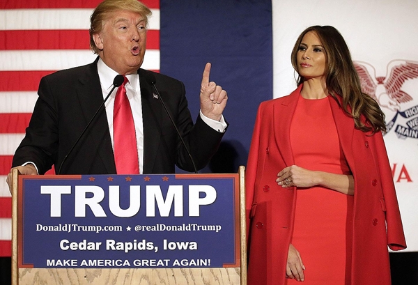 gu-mac-tinh-te-cua-melania-trump-khi-sanh-vai-chong-1