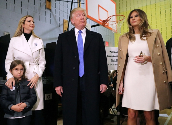 gu-mac-tinh-te-cua-melania-trump-khi-sanh-vai-chong-3