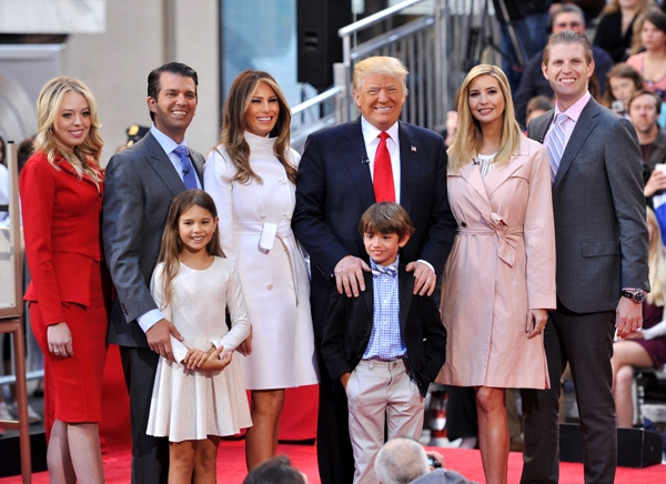 gu-mac-tinh-te-cua-melania-trump-khi-sanh-vai-chong-4
