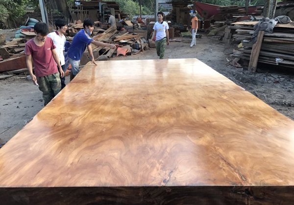 Cặp phản gỗ 'hoàng gia' lớn nhất Việt Nam giá 5,5 tỷ