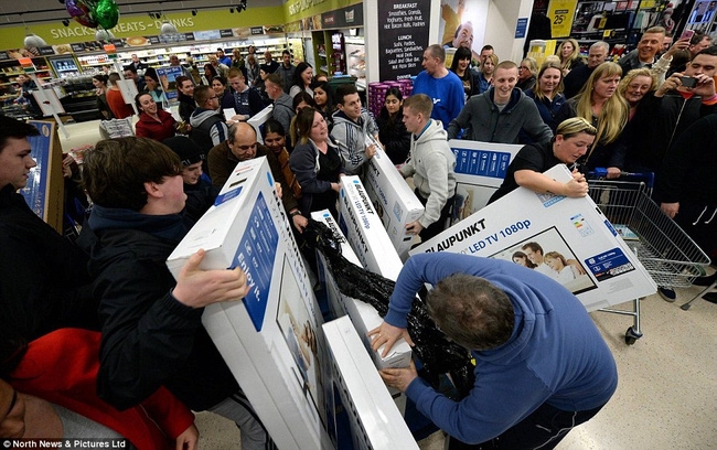 Những cảnh tượng kinh hoàng trong ngày Black Friday khiến cả thế giới choáng váng - Ảnh 5.