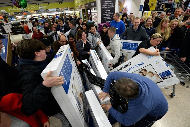Những cảnh tượng kinh hoàng trong ngày Black Friday khiến cả thế giới choáng váng - Ảnh 14.
