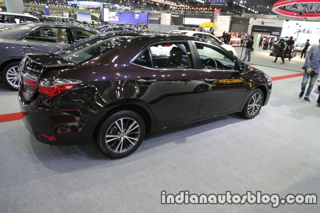  Tại thị trường Thái Lan, Toyota Corolla Altis 2017 được chia thành 4 bản trang bị khác nhau là G, CNG, E và Navi với giá khởi điểm từ 869.000 Baht, tương đương 553 triệu Đồng. Bên cạnh đó là 3 tùy chọn động cơ khác nhau, bắt đầu từ máy xăng 4 xy-lanh Dual VVT-i, dung tích 1,6 lít với công suất tối đa 125 mã lực. 