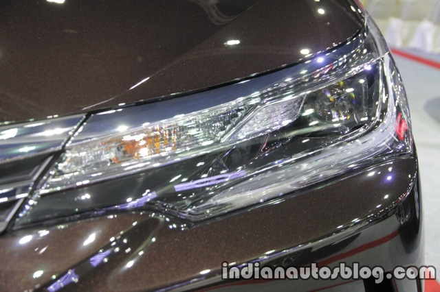  Những trang bị đáng chú ý của Toyota Corolla Altis 2017 tại thị trường Thái Lan bao gồm đèn pha Bi-Beam LED, dải đèn LED định vị ban ngày... 