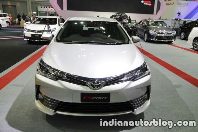  Cụ thể, Toyota Corolla Altis ESport 2017 được trang bị lưới tản nhiệt mạ crôm, body kit trên đầu/đuôi/sườn xe, cánh gió sau và ống xả thể thao. 