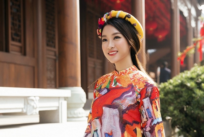 Hoa hậu Mỹ Linh diện áo dài đi lễ chùa ở Thượng Hải