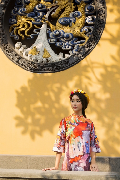 Hoa hậu Mỹ Linh diện áo dài đi lễ chùa ở Thượng Hải