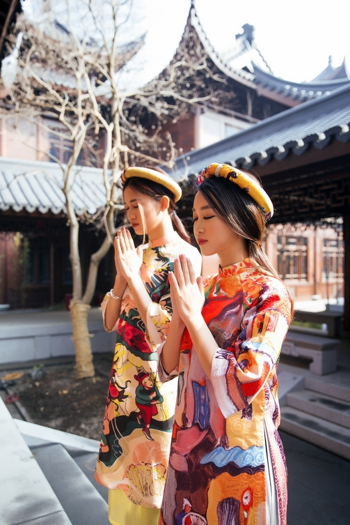 Hoa hậu Mỹ Linh diện áo dài đi lễ chùa ở Thượng Hải