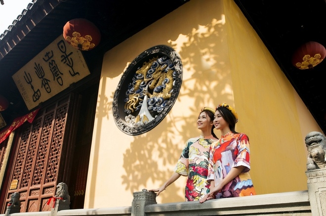 Hoa hậu Mỹ Linh diện áo dài đi lễ chùa ở Thượng Hải