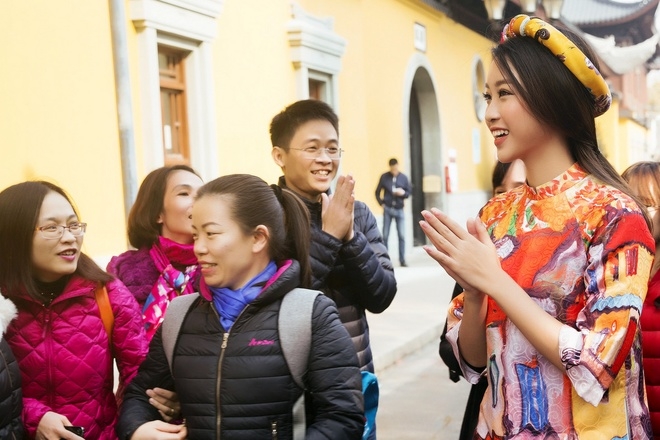 Hoa hậu Mỹ Linh diện áo dài đi lễ chùa ở Thượng Hải