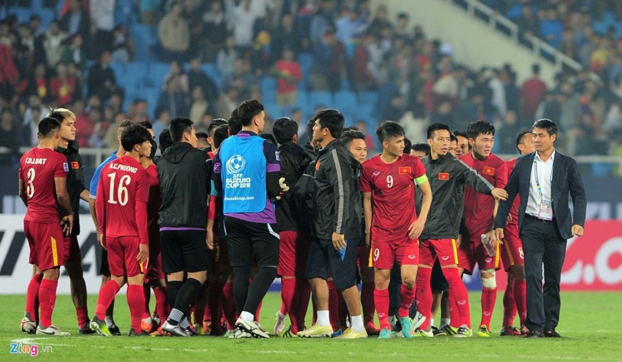 HLV Huu Thang khong bat tay Van Toan khi thay nguoi hinh anh 15