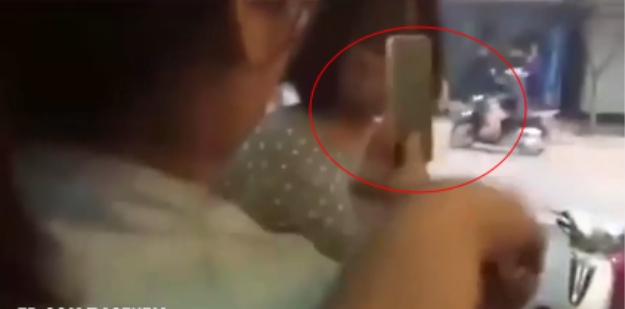 Bị bắt quả tang ăn cắp điện thoại, cô gái trẻ lãnh nhiều cú tát liên tiếp - Ảnh 2.