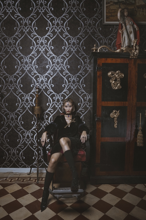 ha-linh-thu-hoa-quyen-sac-do-den-sang-trong-10