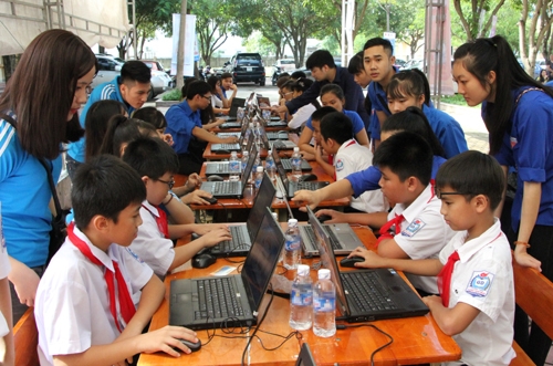 hoc-sinh-buon-phu-huynh-vui-vi-dung-thi-chinh-phuc-vu-mon-1