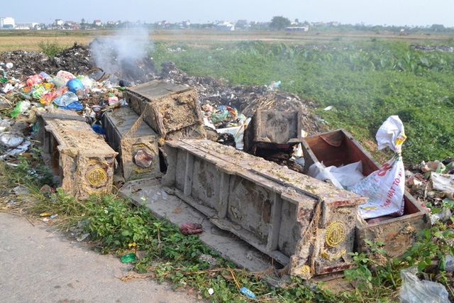  Hàng chục chiếc quan tài vất ngổn ngang cạnh bãi rác. Ảnh: Đ.Tuỳ 