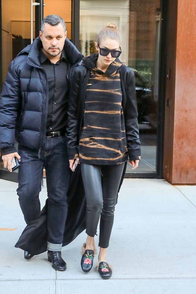 Gigi Hadid phoi do sanh dieu voi quan da hinh anh 3