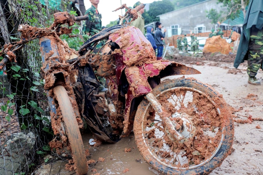 Hinh anh chien si vat lon trong bun, dat tim nan nhan nui lo hinh anh 3