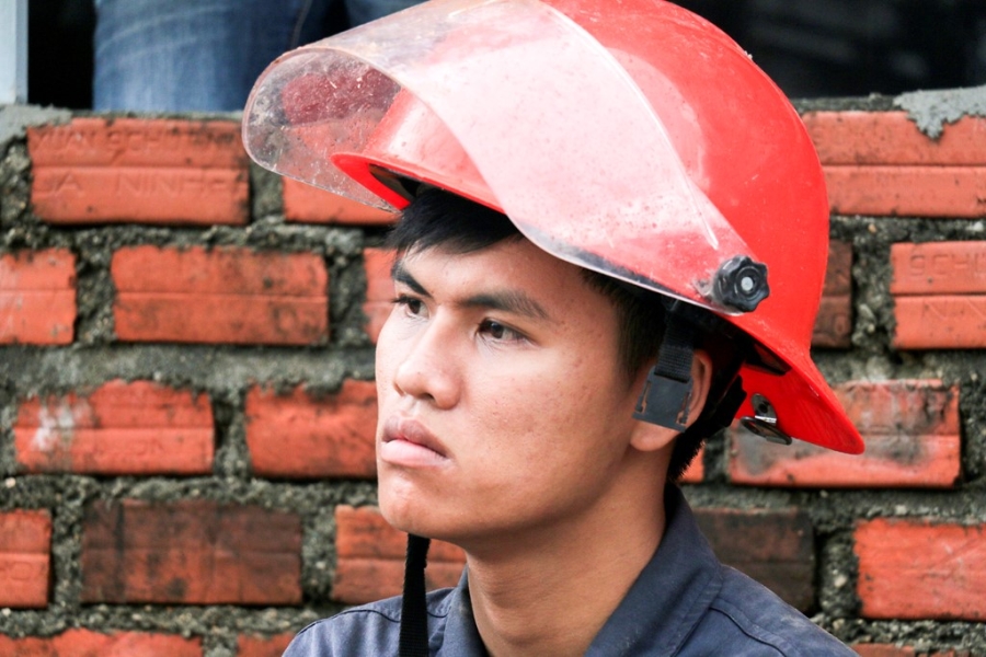 Hinh anh chien si vat lon trong bun, dat tim nan nhan nui lo hinh anh 4