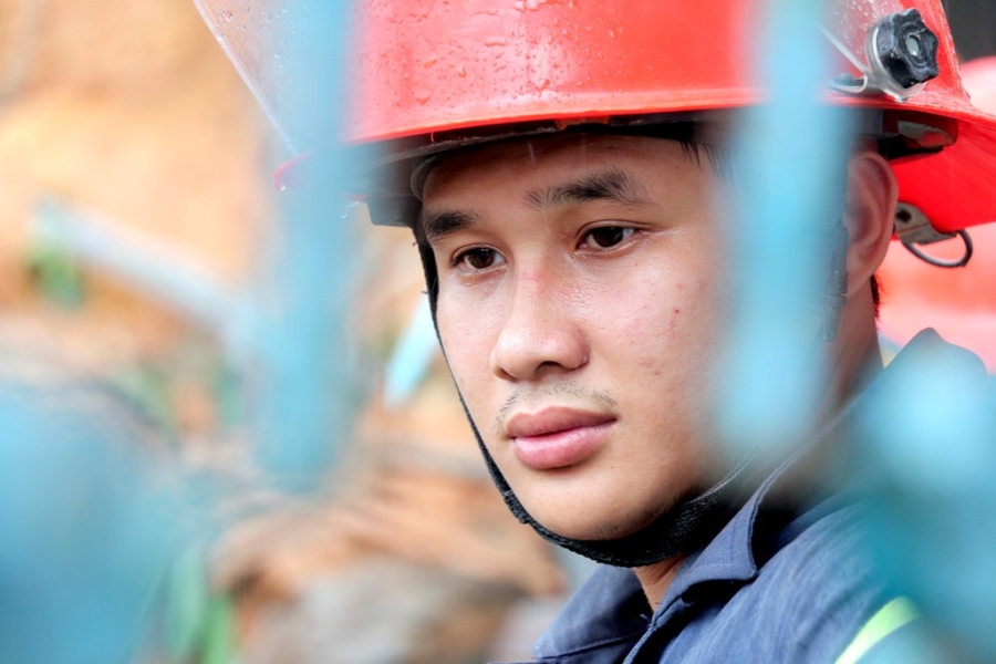 Hinh anh chien si vat lon trong bun, dat tim nan nhan nui lo hinh anh 5